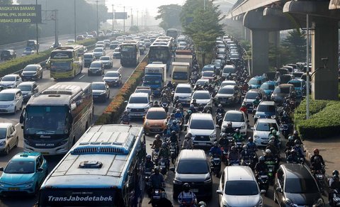 Kendaraan melintas pada ruas jalan protokol yang kembali macet di Jalan Gatot Subroto, Jakarta, Selasa (8/4/2025).
