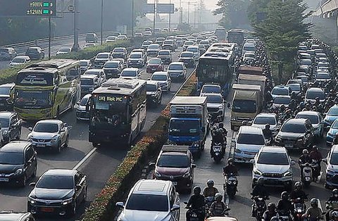 Kendaraan melintas pada ruas jalan protokol yang kembali macet di Jalan Gatot Subroto, Jakarta, Selasa (8/4/2025).