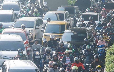 Kendaraan melintas pada ruas jalan protokol yang kembali macet di Jalan Gatot Subroto, Jakarta, Selasa (8/4/2025).