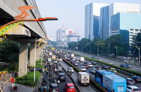 Kendaraan melintas pada ruas jalan protokol yang kembali macet di Jalan Gatot Subroto, Jakarta, Selasa (8/4/2025).