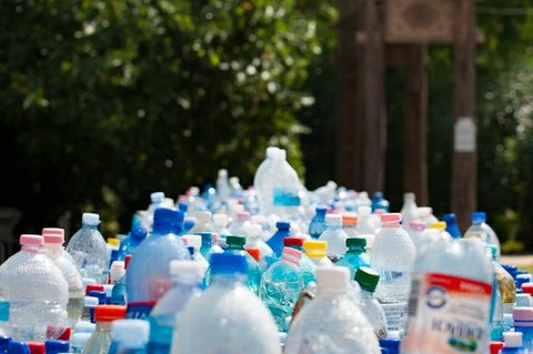 Ilustrasi Botol Plastik yang Menumpuk