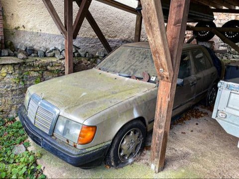 Sangat disayangkan! Kumpulan mobil mewah ini ditinggalkan hingga menjadi rongsokan.