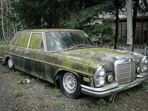 Sangat disayangkan! Kumpulan mobil mewah ini ditinggalkan hingga menjadi rongsokan.