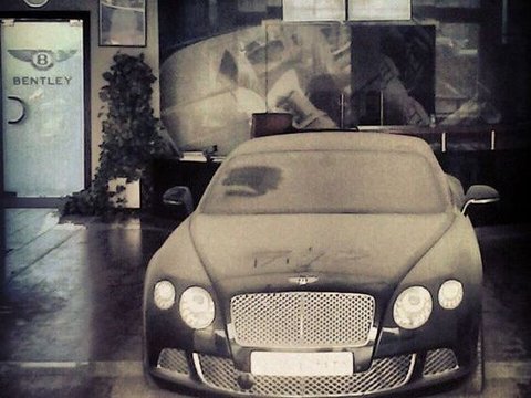 3. Bentley yang Terabaikan <br />Biasanya terlihat sebagai lambang kemewahan, Bentley jarang muncul di jalanan. Namun, mobil ini justru dibiarkan dalam keadaan tidak terawat. Sebenarnya, jika dibersihkan dan diservis, kendaraan ini dapat kembali menunjukkan pesonanya yang elegan.