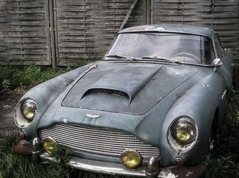 Sangat disayangkan! Kumpulan mobil mewah ini ditinggalkan hingga menjadi rongsokan.