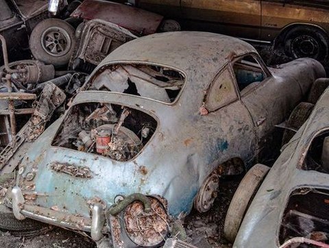 Sangat disayangkan! Kumpulan mobil mewah ini ditinggalkan hingga menjadi rongsokan.