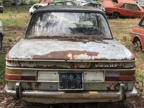 Sangat disayangkan! Kumpulan mobil mewah ini ditinggalkan hingga menjadi rongsokan.