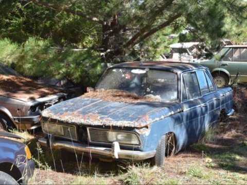 Sangat disayangkan! Kumpulan mobil mewah ini ditinggalkan hingga menjadi rongsokan.