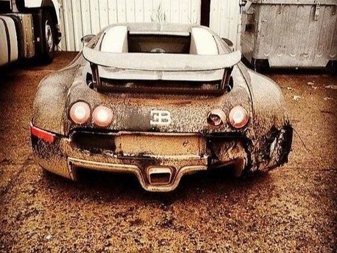 Sangat disayangkan! Kumpulan mobil mewah ini ditinggalkan hingga menjadi rongsokan.