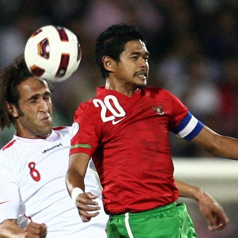Striker Timnas Indonesia, Bambang Pamungkas melakukan duel udara dengan penyerang Timnas Iran, Ali Karimi dalam laga Kualifikasi Piala Dunia 2014 zona Asia di Stadion Azadi, Teheran pada 2 September 2011. (AFP/Javid Nikpour)