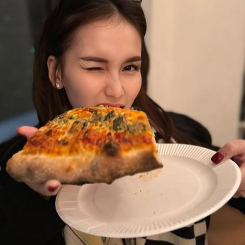 Potret Cantik Ayu Ting Ting Nikmati Pizza di Osaka, Tempat yang Pernah Dikunjungi Jennie Blackpink