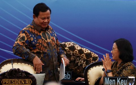 Presiden Prabowo bersama Menteri Keuangan Sri Mulyani di Menara Mandiri, Jakarta, Selasa (08/04/2025).