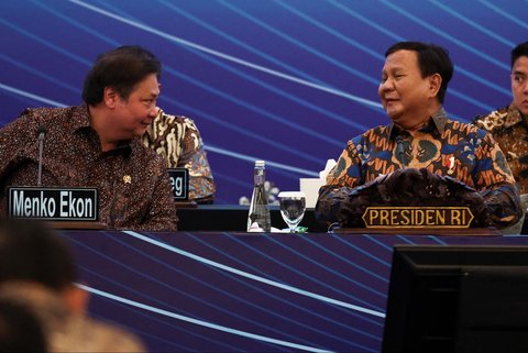 Presiden Prabowo bersama Menko Perekonomian Erlangga Hartarto  di Menara Mandiri, Jakarta, Selasa (08/04/2025).