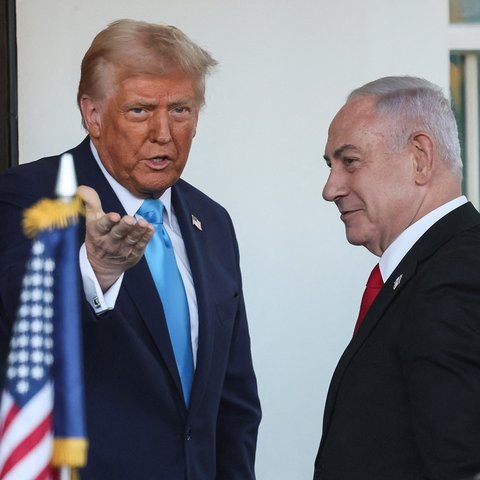 Presiden AS Donald Trump menyambut Perdana Menteri Israel Benjamin Netanyahu di pintu masuk Gedung Putih, Washington, AS, (04/02/2025)<br />foto: Reuters/ Leah Millis