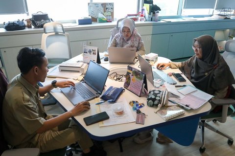 Karyawan Badan Kepegawaian Daerah (PNS-BKD) Pemprov DKI beraktivitas saat hari pertama kerja usai cuti bersama libur Lebaran di Kompleks Balai Kota Jakarta, Selasa (8/4/2025).