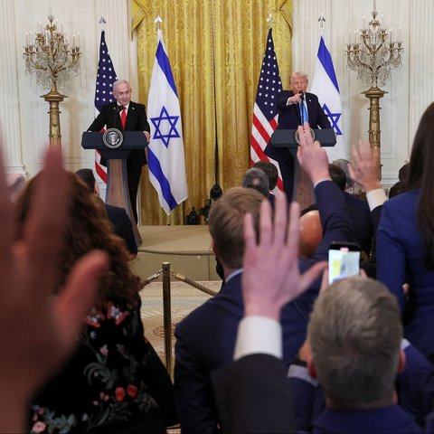 Presiden AS Donald Trump dan Perdana Menteri Israel Benjamin Netanyahu menjawab pertanyaan selama konferensi pers di Ruang Timur Gedung Putih di Washington, AS, (04/02/2025)<br />foto: Reuters / Leah Millisis