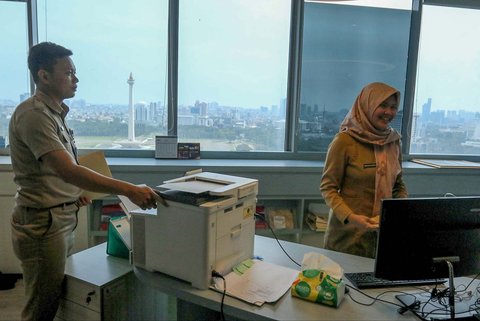 Karyawan Badan Kepegawaian Daerah (PNS-BKD) Pemprov DKI beraktivitas saat hari pertama kerja usai cuti bersama libur Lebaran di Kompleks Balai Kota Jakarta, Selasa (8/4/2025).