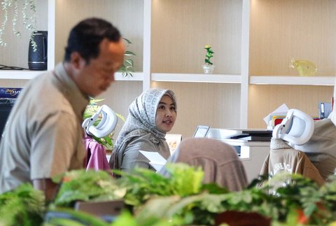Karyawan Badan Kepegawaian Daerah (PNS-BKD) Pemprov DKI beraktivitas saat hari pertama kerja usai cuti bersama libur Lebaran di Kompleks Balai Kota Jakarta, Selasa (8/4/2025).