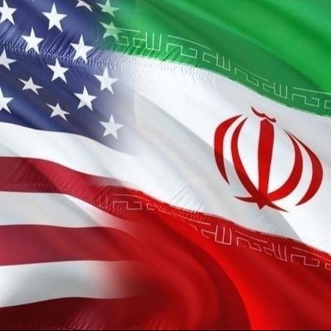 Anggota parlemen Iran mendesak pengembangan senjata nuklir sebagai penangkal ancaman dan imperialisme global, memicu ketegangan internasional.