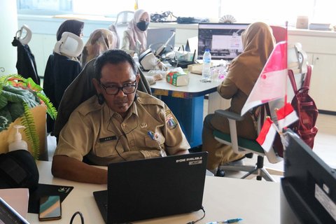 Karyawan Badan Kepegawaian Daerah (PNS-BKD) Pemprov DKI beraktivitas saat hari pertama kerja usai cuti bersama libur Lebaran di Kompleks Balai Kota Jakarta, Selasa (8/4/2025).