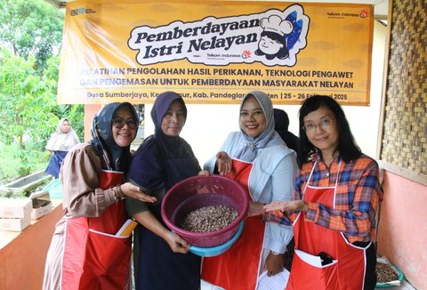 Telkom Bantu Pelatihan Aneka Olahan Laut untuk Kelompok Istri Nelayan di Banten