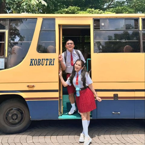 7 Potret Kocak Denny Caknan dan Bella Bonita Kompak Pakai Seragam Merah Putih Ala Anak SD Foto di Depan Bus Kobutri