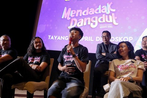 Jajaran pemain dan tim kreatif official trailer film dan music video Mendadak Dangdut  saat konpers di XXI Plaza Senayan, Jakarta, Rabu (9/4/2025).