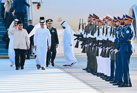 Presiden RI Prabowo Subianto tiba di Presidential Flight, Abu Dhabi, Uni Emirat Arab (UEA) pada Rabu (09/04/2025).
