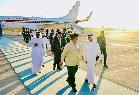 Presiden RI Prabowo Subianto tiba di Presidential Flight, Abu Dhabi, Uni Emirat Arab (UEA) pada Rabu (09/04/2025).