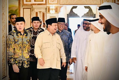 Presiden Prabowo Subianto disambut oleh Menteri Energi dan Infrastruktur UEA Suhail Mohamed Al Mazro di Abu Dhabi, Uni Emirat Arab (UEA), Rabu (09/ 04/ 2025).
