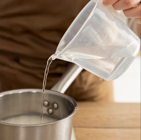 Ilustrasi Menambahkan Air Pada Masakan (&copy;Freepik)