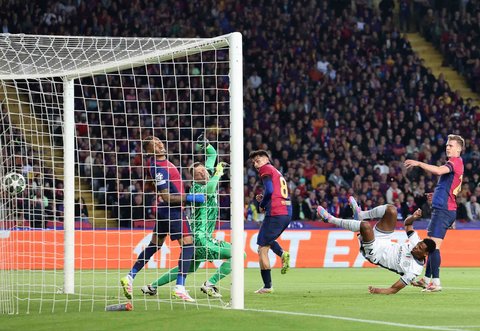 Pemain Inter Milan Denzel Dumfries  saat mencetak gol kedua   ke gawang Barcelona di Stadion Olimpiade Lluis Companys, Barcelona, pada Kamis dini hari WIB, (01/05/2025).