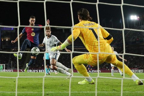 Pemain Barcelona Ferran Torres dari FC Barcelona mencetak gol kedua ke gawang Inter Milan di Stadion Olimpiade Lluis Companys, Barcelona, pada Kamis dini hari WIB, (01/05/2025).