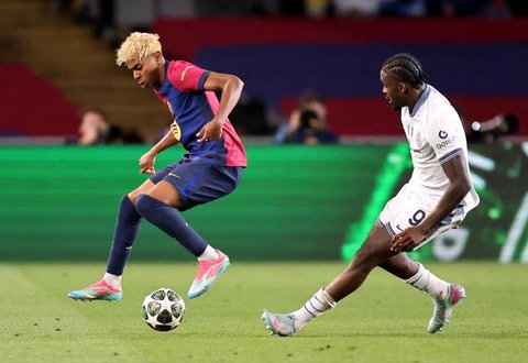 Pemain Barcelona Lamine Yamal berebut bola dengan pemain Inter Milan Marcus Thuram di Stadion Olimpiade Lluis Companys, Barcelona, pada Kamis dini hari WIB, (01/05/2025).