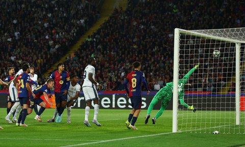 Pemain Inter Milan Denzel Dumfries dari Inter Milan mencetak gol ketiga.