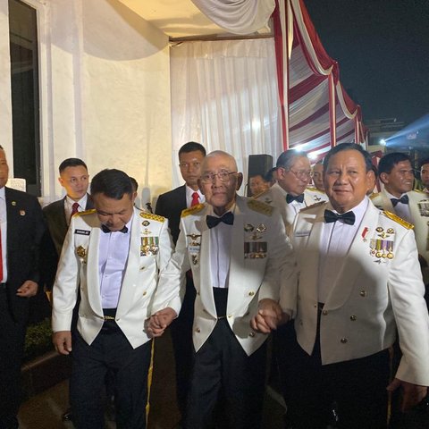 Try Sutrisno digandeng Kasad Jenderal Dudung Abdurrahman dan Prabowo Subianto