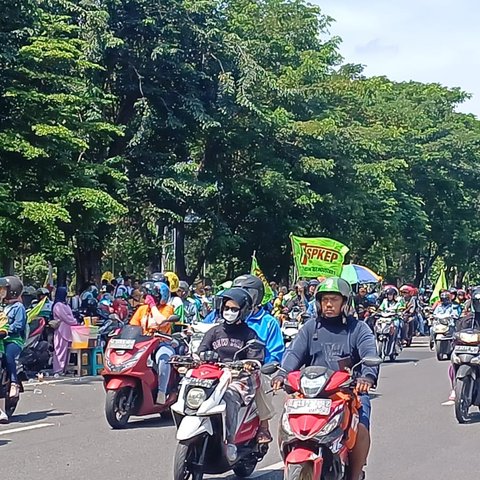 Demo buruh dalam rangka May Day di Surabaya. (Istimewa)