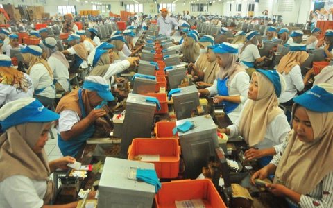 Kesejahteraan buruh di Indonesia menjadi kunci daya saing ekonomi nasional, meskipun masih dihadapkan pada tantangan upah rendah, kecelakaan kerja, dan perlindungan sosial yang minim.