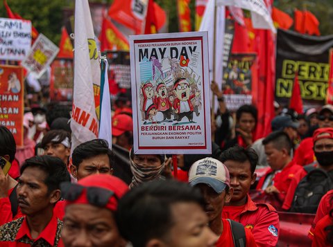 Massa buruh melakukan long march menuju kawasan Bundaran HI di hari Buruh. (Liputan6.com/Angga Yuniar)