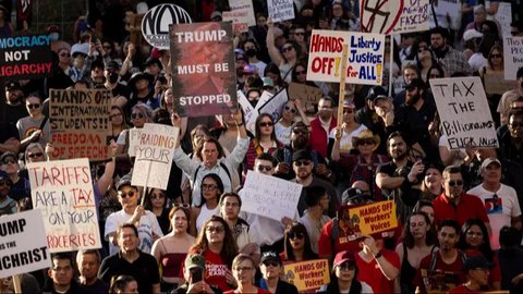 Demonstrasi ini menjadi sinyal kuat penolakan terhadap pemerintahan Trump, baik dari dalam negeri maupun luar negeri. (ETIENNE LAURENT/AFP)