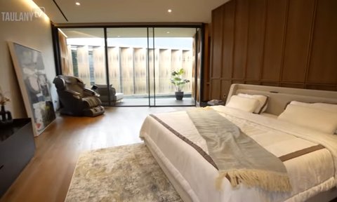 6 Potret Kamar Super Cozy Boy William, Vibes ala Hotel Berbintang dengan Pemandangan Kolam Renang
