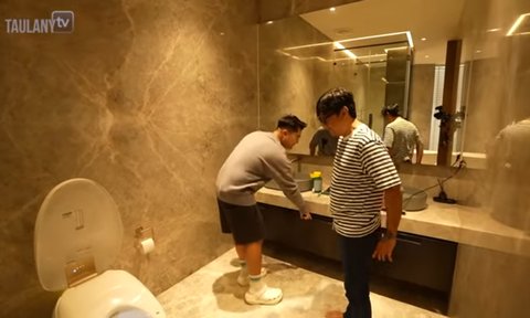 6 Potret Kamar Super Cozy Boy William, Vibes ala Hotel Berbintang dengan Pemandangan Kolam Renang