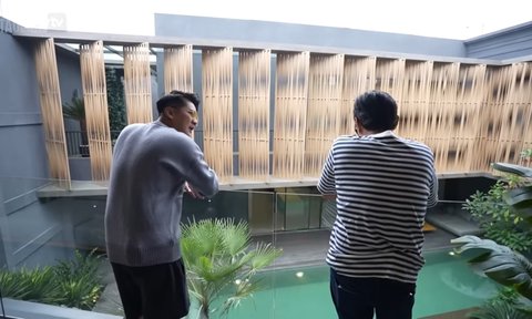 6 Potret Kamar Super Cozy Boy William, Vibes ala Hotel Berbintang dengan Pemandangan Kolam Renang