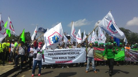 Ratusan buruh di Cilacap menggelar aksi damai memperingati hari buruh internasional atau May Day. (Foto: Liputan6.com/Muhamad Ridlo)