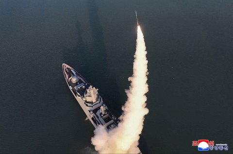 Sebuah rudal meluncur saat pengetesan sistem senjata dari dek kapal perusak terbaru Korea Utara, Choe Hyon, selama dua hari pengujian pada 28-29 April di lepas pantai lokasi yang dirahasiakan di Korea Utara, dalam gambar yang dirilis Kantor Berita Pusat Korea (KCNA) pada 30 April 2025.