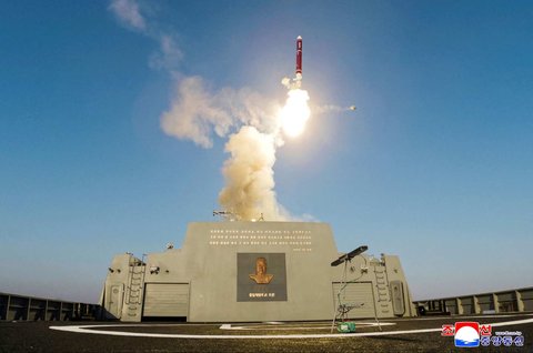 Sebuah rudal meluncur saat pengetesan sistem senjata dari dek kapal perusak terbaru Korea Utara, Choe Hyon, selama dua hari pengujian pada 28-29 April di lepas pantai lokasi yang dirahasiakan di Korea Utara, dalam gambar yang dirilis Kantor Berita Pusat Korea (KCNA) pada 30 April 2025.