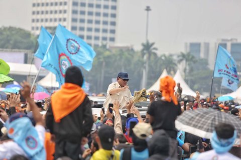 Presiden Prabowo Subianto menyapa ribuan buruh dari atap mobilnya saat menghadiri peringatan Hari Buruh Internasional 2025 di kawasan Monas, Jakarta, Kamis (1/5/2025).