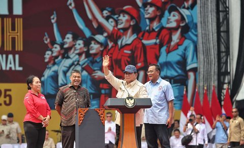 Presiden Prabowo Subianto yang didampingi Presiden Konfederasi Serikat Pekerja Indonesia (KSPI) dan Presiden Partai Buruh Said Iqbal (kedua kiri), Presiden Konfederasi Serikat Buruh Seluruh Indonesia (KSBSI) Elly Rosita Silaban (kiri), dan Ketua Umum Konfederasi Serikat Pekerja Seluruh Indonesia (KSPSI) Pembaruan Jumhur Hidayat (kanan) tampak melambaikan tangannya kepada ribuan buruh saat menghadiri peringatan Hari Buruh Internasional 2025 di kawasan Monas, Jakarta, Kamis (1/5/2025).