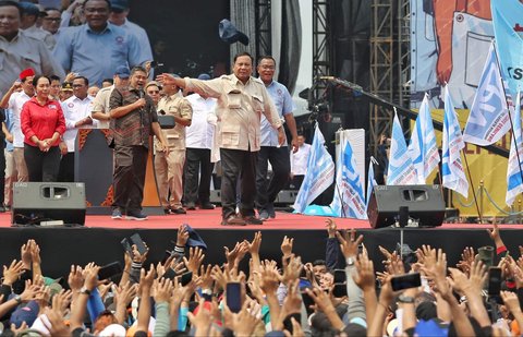 Presiden Prabowo Subianto melemparkan topinya kepada ribuan buruh seusai berpidato dalam peringatan May Day atau Hari Buruh Internasional 2025 di kawasan Monas, Jakarta, Kamis (1/5/2025).