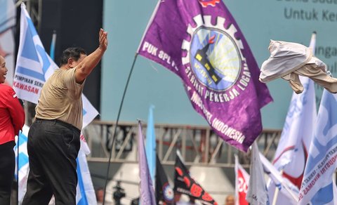 Presiden Prabowo Subianto melemparkan kemejanya seusai berpidato dalam peringatan May Day atau Hari Buruh Internasional 2025 di kawasan Monas, Jakarta, Kamis (1/5/2025).